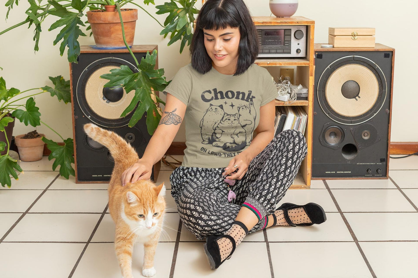 Funny Cat Lover Garment-Dyed T-shirt - Chonk Oh Lawd They Comin - Cat Owners, Animal Lovers, Cat Moms, Dad Gifts, Birthday Present,